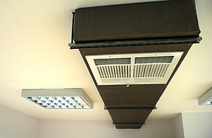 Skrzynka rozprężna zamontowana pod sufitem, wykonana z płyt CLimaver Deco