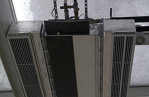 Podłączone skrzynki rozprężne Climaver do klimatyzatora kanałowego wraz z osadzonymi kratkami