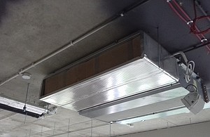 Skrzynka rozprężna zamontowana do klimatyzatora kanałowego